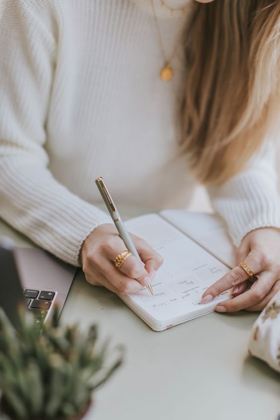 femme qui écrit dans un carnet de note